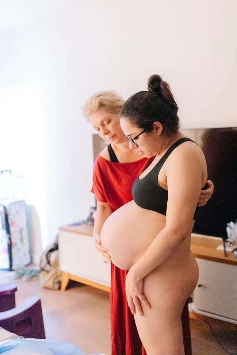 Mãe com o bebê no colo no período pós-parto