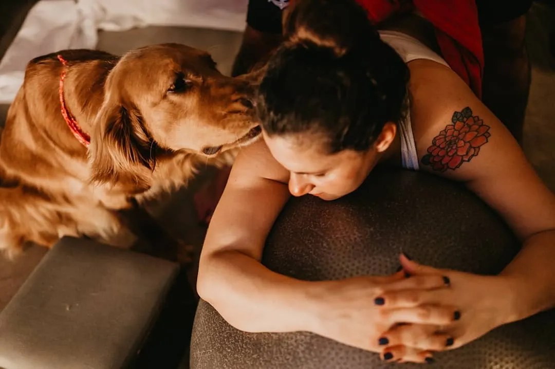 Mãe cuidando do bebê com febre em casa