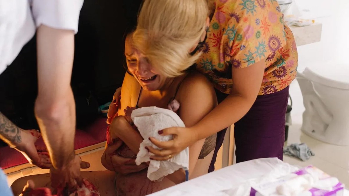 Parto humanizado — gestante com o bebê