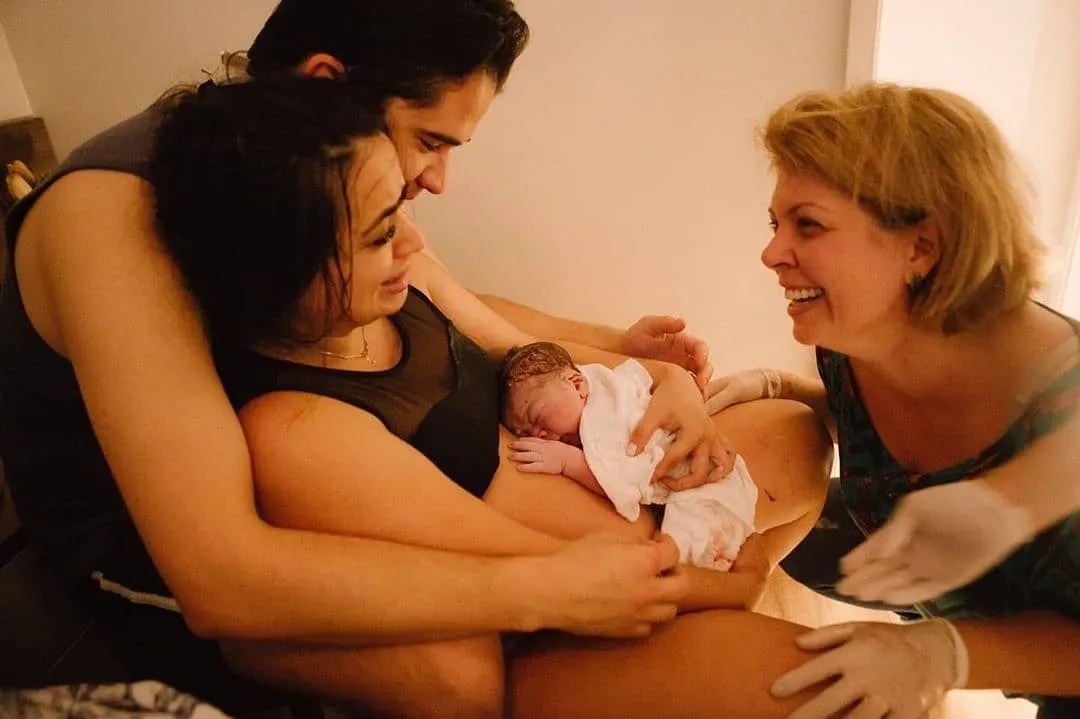 Parto real — bebê recém-nascido nos braços da mãe